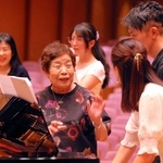 演出を担当する公演のリハーサルで、出演者と意見を交わす宮本慶子（左から２人目）。「地元に優しいホールに」と期待を口にする＝神戸新聞松方ホール