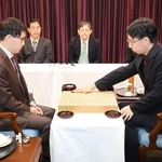 第１局で第一着を打つ一力遼天元（右）。左は井山裕太碁聖＝７日午前、名古屋市中区、名古屋東急ホテル