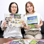 毎月のおでかけ手帳を前に、本になった「おでかけ手帳兵庫の休日」を手にする牧野しのぶさん（左）と井鍋槙さん＝大阪市内