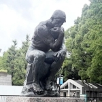 美術館の前庭に展示されているオーギュスト・ロダンの「考える人」（拡大作）＝東京都台東区、国立西洋美術館