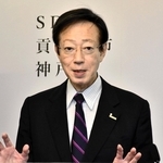 定例会見で説明する久元喜造市長＝７日午後、神戸市役所
