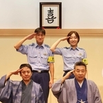 兵庫署の警察官とともに防犯を呼びかける笑福亭松喬（前列右）と桂三若（同左）＝神戸新開地・喜楽館