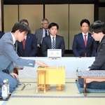 第１局に臨んだ小窪碧四段（左）と鳥巣友希三段＝１１日午後、加古川市加古川町北在家、鶴林寺