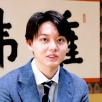 第２局を制し、加古川青流戦で優勝を果たした直後、インタビューに応じた小窪碧四段＝１２日午後、加古川市加古川町北在家、鶴林寺