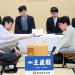 王座戦５番勝負第４局を戦い終えた後、感想戦に臨んだ広瀬章人九段（前列左）と伊藤匠王座（前列右）＝神戸市中央区波止場町、ホテルオークラ神戸