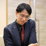 第２局で勝利し、対局を振り返る一力遼天元＝20日午後、札幌市中央区、京王プラザホテル札幌