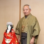 八重垣姫の人形と共に公演への思いを語った人間国宝の桐竹勘十郎＝国立文楽劇場