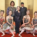 森下洋子（中央）、清水哲太郎（後列右）、大谷真郷（同左）ら出演者＝大阪市内