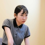 第５１期新人王戦で優勝を決めた後、対局内容を検討した柳原咲輝二段＝２７日、日本棋院関西総本部