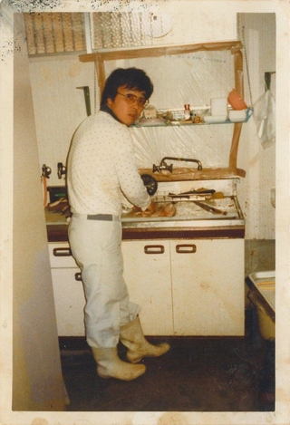 １９８１年５月ごろ。オープン当初のフレッシュ石守で魚をさばく沼田昭二氏（提供）
