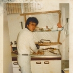 １９８１年５月ごろ。オープン当初のフレッシュ石守で魚をさばく沼田昭二氏（提供）