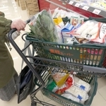大容量の冷凍食品などで一杯になった来店客の買い物かご＝神戸市西区、業務スーパー伊川谷店