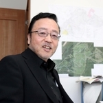 新たに立ち上げた会社の自室で笑顔を見せる沼田昭二氏＝加古川市平岡町新在家、町おこしエネルギー
