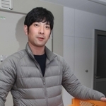 自慢の卵、卵白や卵黄の冷凍パックをのせたトレーを持つ山口洋史社長＝丹波市春日町栢野