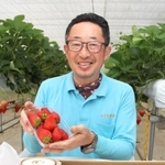 摘みたてのイチゴや加工品を紹介する穴田彰一さん＝加西市大村町、かぐや農園