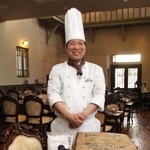 良質な塩や小麦粉を使ったパンをＰＲする鵜鷹絢さん＝姫路市網干区新在家、旧網干銀行湊倶楽部