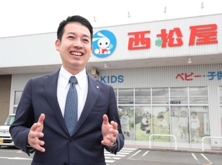 「便利に、気軽に買い物できる店づくりを追求している」と話す大村浩一社長＝姫路市花田町上原田（撮影・辰巳直之）