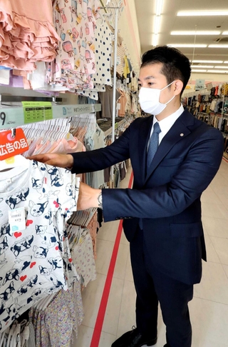 売り場で商品をチェックする西松屋チェーンの大村浩一社長。現場には足しげく通う＝姫路市花田町上原田（撮影・辰巳直之）