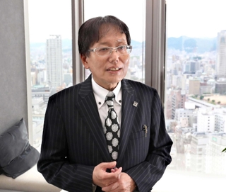 神戸の街を見渡せる本社で「ミックウェア独自のＭａａＳの世界をつくり上げる」と語る鳴島健二社長兼会長＝神戸市中央区浪花町（撮影・辰巳直之）