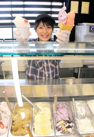 イチゴなどを使ったジェラートを手にする丸尾美香さん＝赤穂市中広、ＴＥＴＥ