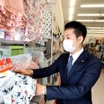 売り場で商品をチェックする西松屋チェーンの大村浩一社長。現場には足しげく通う＝姫路市花田町上原田（撮影・辰巳直之）