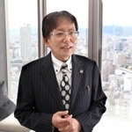 神戸の街を見渡せる本社で「ミックウェア独自のＭａａＳの世界をつくり上げる」と語る鳴島健二社長兼会長＝神戸市中央区浪花町（撮影・辰巳直之）