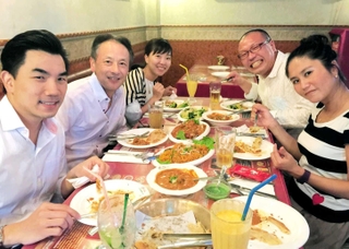 ２０１６年、香港を訪れた古塚孝志氏（左から２人目）。現地のスタッフらと食事を楽しんだ（ロック・フィールド提供）