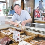 但馬の食材を使った多彩なハムやソーセージを紹介する植野仁志さん＝豊岡市出石町鉄砲、但馬の郷