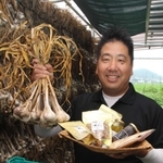 ニンニク「ハリマ王」や加工した商品をＰＲする北本奇世司さん＝加西市東剣坂町