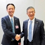 ２０１８年、トップ交代の発表で握手を交わすロック・フィールドの古塚孝志社長（左）と岩田弘三会長（同社提供）
