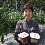 ピーマン畑で「矢田川みそ」を手にする今井裕子さん＝兵庫県香美町村岡区原