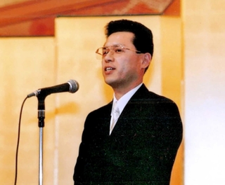 ２０００年前後、タイヤ販売会社の代表者を務めたころの山本悟氏（住友ゴム工業提供）