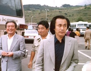 取材に明け暮れていた頃の内橋克人さん。記者時代から現場取材を鉄則にしていた（提供）