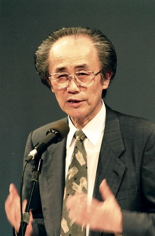 阪神・淡路大震災から半年。講演する内橋克人さん。再生の行方を終生見続けた。「被災弱者の救済のあり方、人権意識、都市復興の進め方、全てが生身の人間を取り巻く現実となる」＝１９９５年７月、神戸市中央区