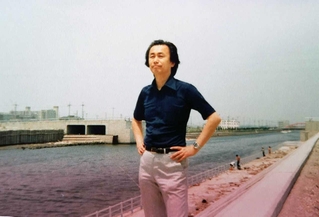 若き日の内橋克人さん。神戸新聞記者時代にたたき込まれた「記者三訓」を胸に取材に飛び回り、数々の著書を出した（提供）