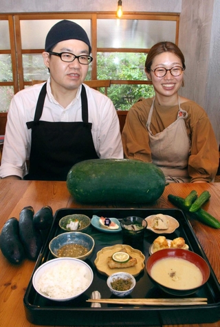 地元産の食材を使った「キモリ膳」を提供する木全浩治さん（左）と早穂さん＝神戸市北区淡河町萩原、ごはんやさんキモリ
