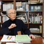 市場原理至上主義批判を行った内橋克人さん＝神奈川県鎌倉市の自宅書斎（２０１４年）
