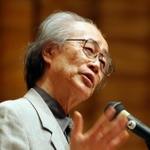 神戸空襲の体験を語る内橋克人さん。「頂点同調主義にからめとられた私たち日本人の弱さ。再びその兆候が色濃く突出してきた」＝２００５年８月、神戸市中央区