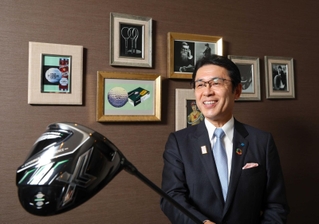 自らも愛用する自社ブランドのゴルフクラブ。住友ゴム工業の山本悟社長は「１兆円企業にふさわしい力を付けたい」と話す＝神戸市中央区脇浜町３、住友ゴム工業（撮影・長嶺麻子）