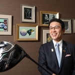 自らも愛用する自社ブランドのゴルフクラブ。住友ゴム工業の山本悟社長は「１兆円企業にふさわしい力を付けたい」と話す＝神戸市中央区脇浜町３、住友ゴム工業（撮影・長嶺麻子）