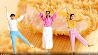 最新の「黒豚とんかつ編」。「サックサク」「柔らかぁ」「めっちゃあまい」と、三人娘のセリフは「ふ～ん」から具体的なものに（曲田商店提供）