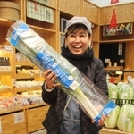 入荷したイチゴを前に北神ねぎを手にする武田愛さん＝神戸市北区大沢町上大沢