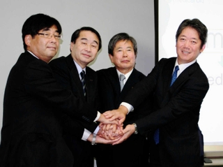 メディカロイドの社長、副社長として設立会見に臨む橋本康彦さん（右端）と浅野薫さん（左端）。左から２人目はシスメックス会長兼社長の家次恒さん＝２０１３年１０月、神戸市中央区港島南町５