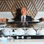 液化水素運搬船の模型を前に笑顔の橋本康彦・川崎重工業社長＝同社東京本社（撮影・鈴木雅之）