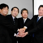 メディカロイドの社長、副社長として設立会見に臨む橋本康彦さん（右端）と浅野薫さん（左端）。左から２人目はシスメックス会長兼社長の家次恒さん＝２０１３年１０月、神戸市中央区港島南町５