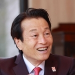 インタビューに答えるパソナグループ代表の南部靖之氏＝淡路市野島常盤、グローバルハブスクエア