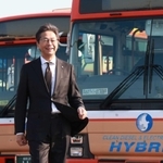 バスを軸に事業の幅を広げる。「同業から『何でもやる会社』と思われているかも」と笑う神姫バスの長尾真社長＝姫路市阿保
