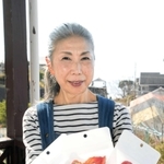夫と２人で開発したドライトマトを手にする三谷久美子さん＝淡路市野島江崎