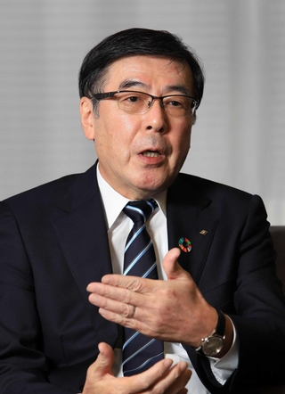 業界再編に加わらず独立路線を歩んできた神戸製鋼所の山口貢社長。「鉄鋼の事業規模は小さいが、特長ある製品や技術で、存在感を示してきた」と語る＝東京都品川区（撮影・中西大二）