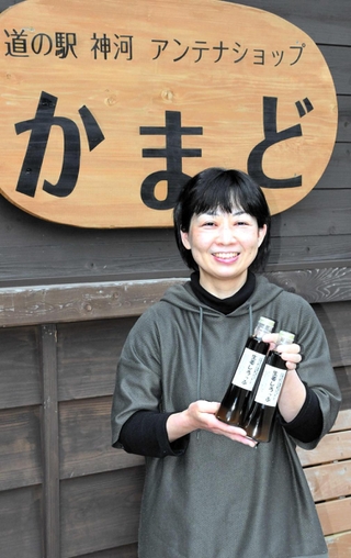 「生姜しろっぷ」を手にする藤原美穂さん＝神河町吉冨